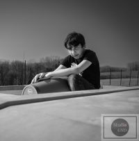 Garçon dans une voiture a pédale