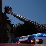 Grande échelle des pompiers tirée pour sécuriser un toit.