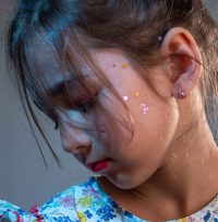 Jeune fille baissant la tête avec une robe à fleur