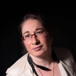 Femme en veste avec des écouteurs bluetooth