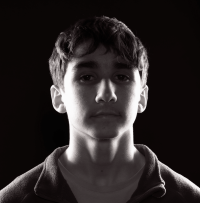 Jeune homme avec un homme sérieux