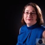 Portrait Corporate pour réseaux sociaux photographie corporate de femme au tee-shirt col américain et avec des lunettes au format réseaux sociaux