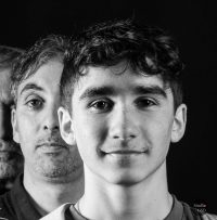 Portrait de famille, trois générations l'un derrière l'autre, en noir et blanc