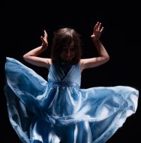 Petite fille danseuse avec une belle robe bleue qui vole